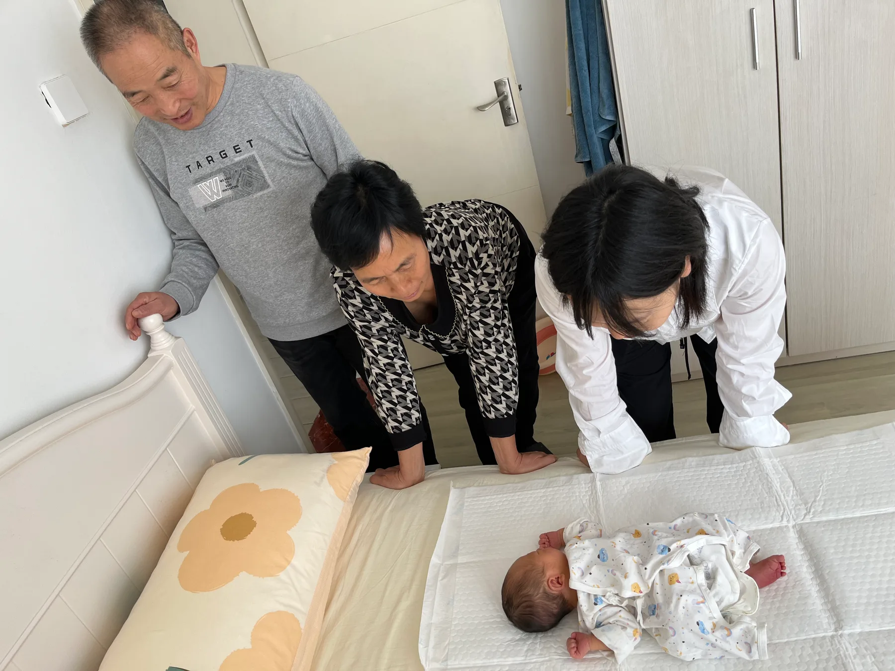 一家人围在新生儿身边的温馨时刻